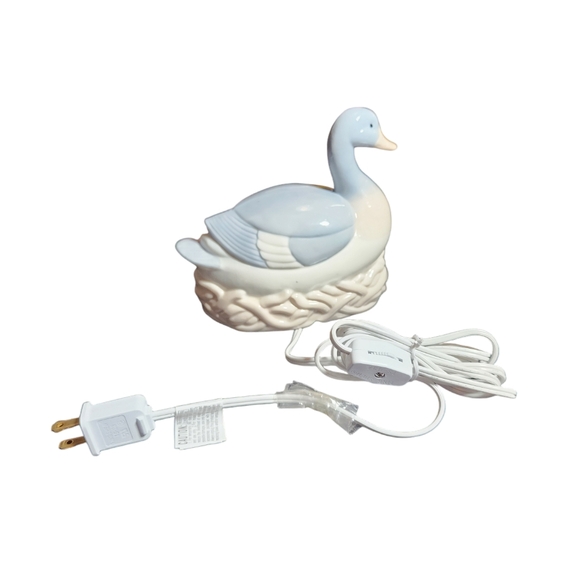 Vintage Light-Up Blue & White Porcelain Nesting Duck Night Light 5"X6"X3.5" - Picture 10 of 11